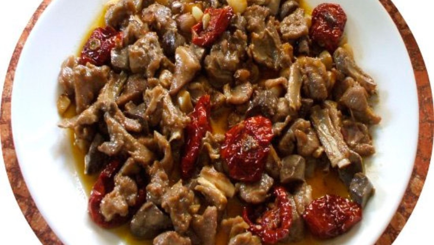 CHOTO CON AJOS Y TOMATES CHERRY